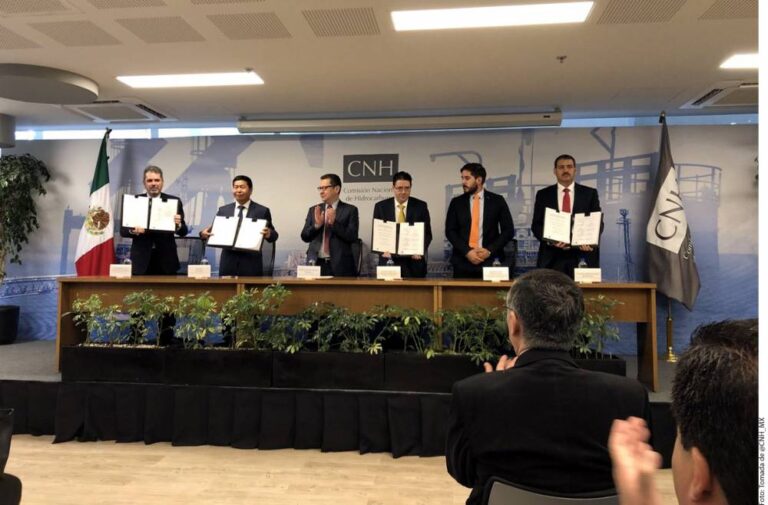 Firma Pemex contrato de extracción