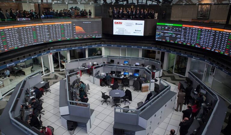 Gana Bolsa pese a presión por TLC