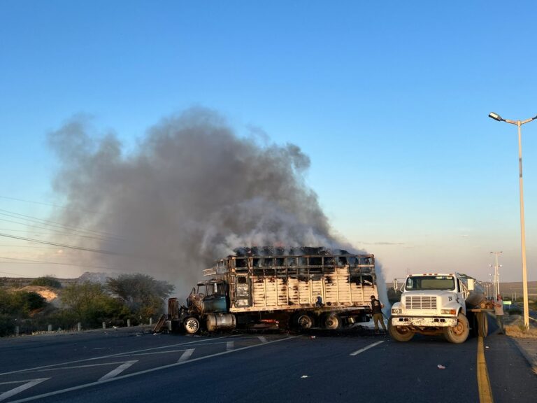 Incendian vehículos para bloquear carretera