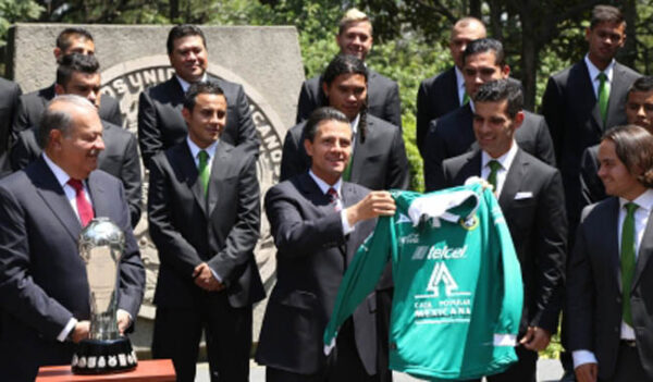 Peña Nieto recibe a jugadores de Club León en Los Pinos