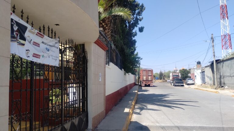 Piden quitar camiones de pollinaza en telesecundaria