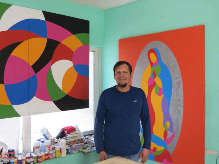 Pintar la música: artista colombiano muestra su taller
