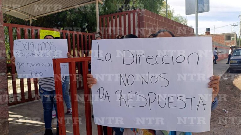 Toman escuela; exigen regreso de maestro