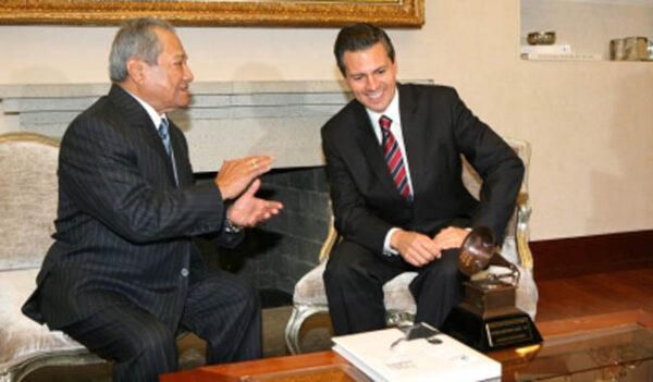 Recibe Peña Nieto al compositor Armando Manzanero