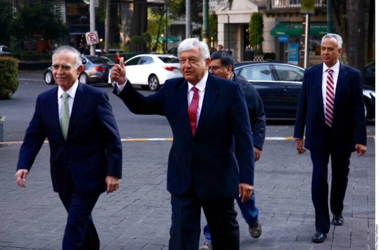 Reciben banqueros a presidenciales