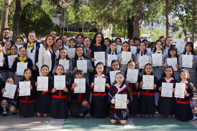 Reconocen a ganadores del concurso de interpretación del himno