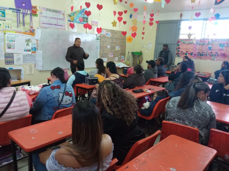 Refuerza la CDHEZ Escuelas para Padres