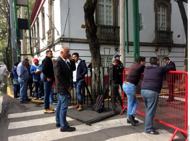 Resguardan con vallas oficinas de AMLO