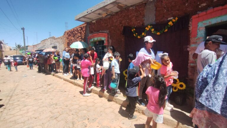 Familias retribuyen la ayuda de la Santa Cruz