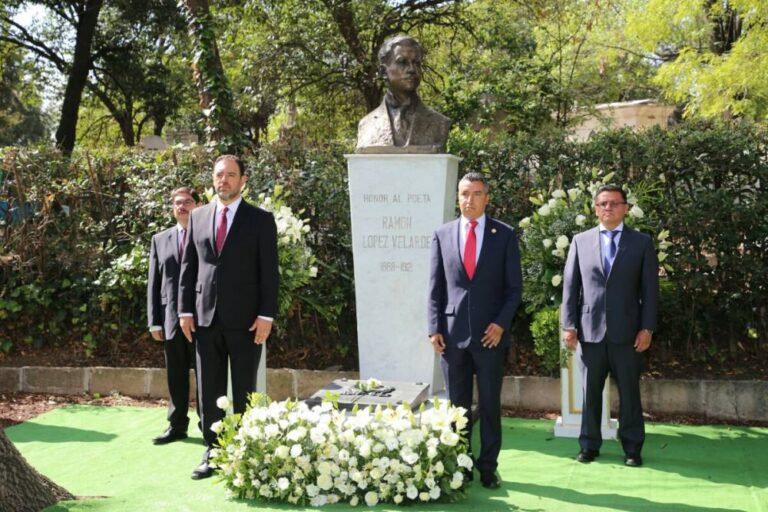 Rinden homenaje al poeta Ramón López Velarde