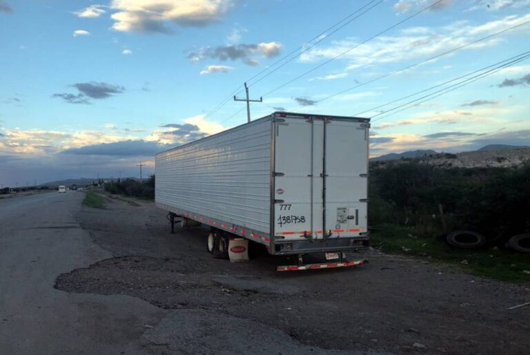 Roban tráiler con vehículos blindados