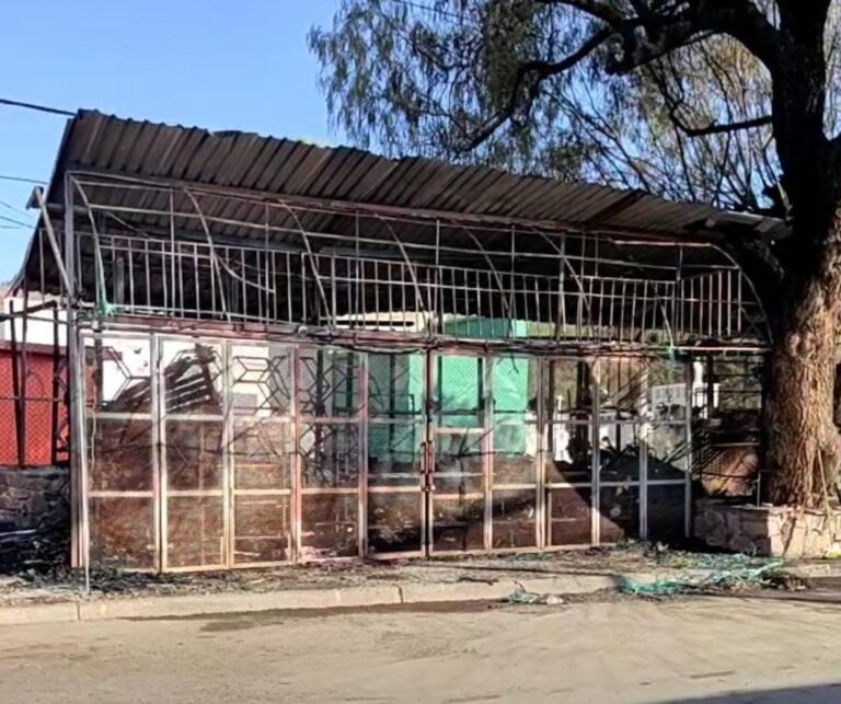 Se incendia florería en Tres Cruces