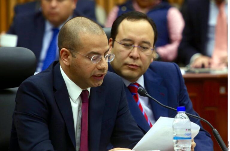 Vinculan a consejero de INE con Morena