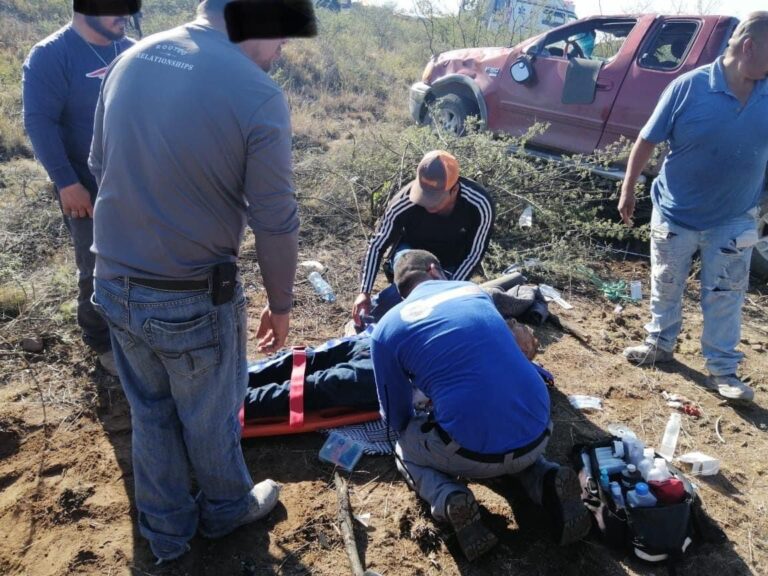 Trasladan a adulto mayor a hospital tras volcadura