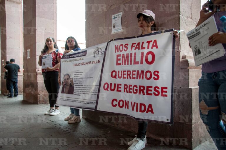 Se manifiestan por desaparecidos afuera de casillas