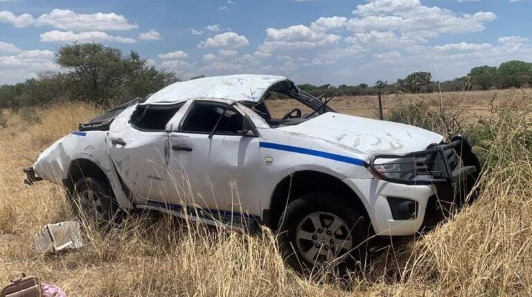 Dos menores y un adulto resultan lesionados tras volcar sobre carretera federal 23