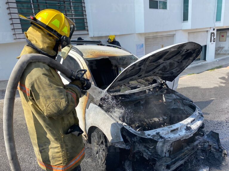 Registran incendio de un vehículo en colonia Cañada de la Bufa