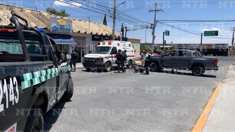Impacta motocicleta contra camioneta; hay dos lesionadas
