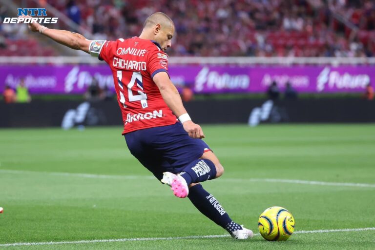 Chivas sin Chicharito para Copa por La Paz