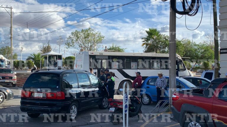 Chocan autobús y camioneta cerca de la central