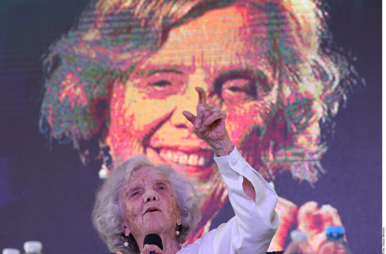 Comparte Poniatowska su vida en el periodismo