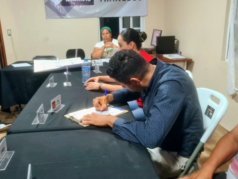 Entregan constancia de presidente electo a Antonio Rocha