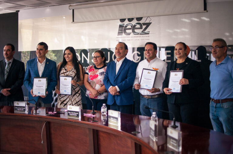 Entregan constancias a diputados pluris