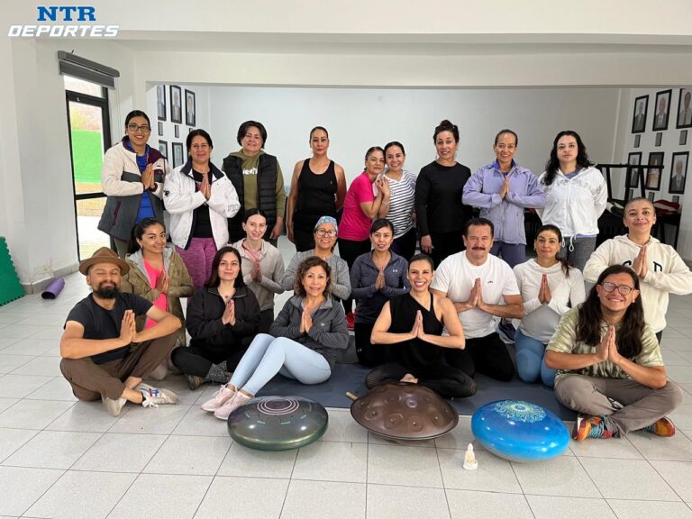 Invita universitaria practicar yoga para mejorar salud