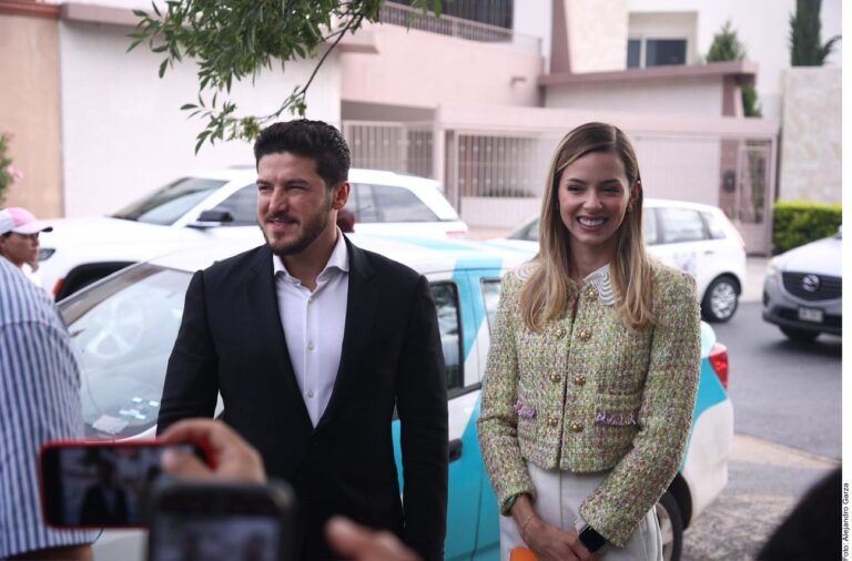 Llega Mariana Rodríguez a votar con Samuel