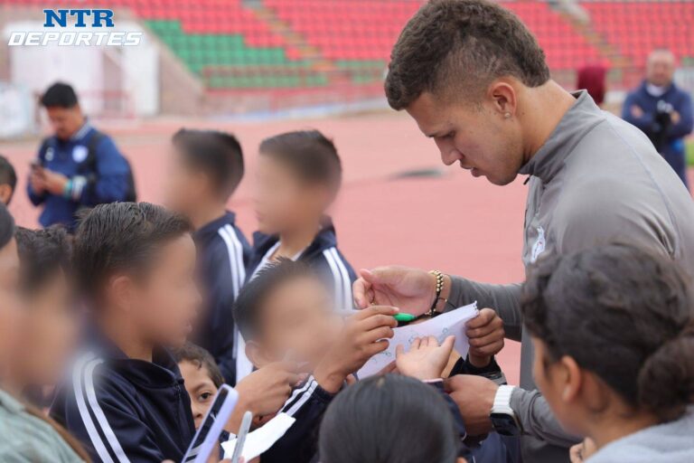 Niños de Casa Cuna Plácido Domingo conviven con jugadores del Club Pachuca