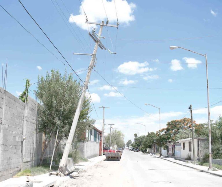 Padecen por apagones en la comunidad El Tigre