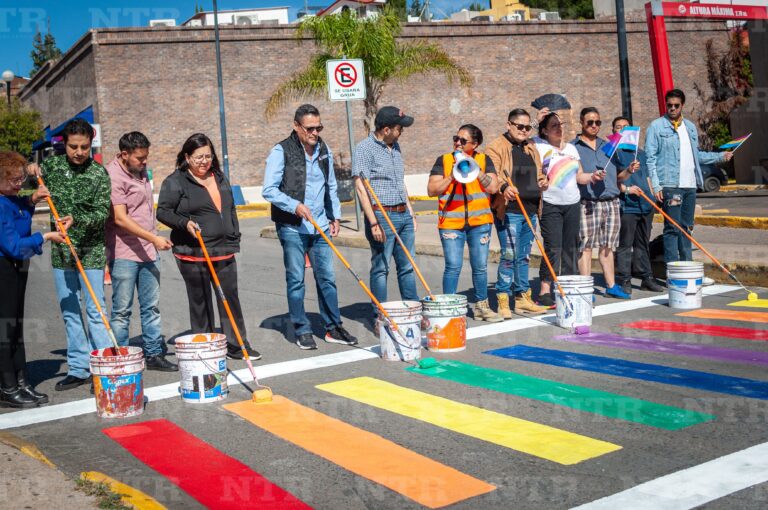 Visibilizan a la comunidad LGBTTTIQ+ con paso peatonal en arcoíris