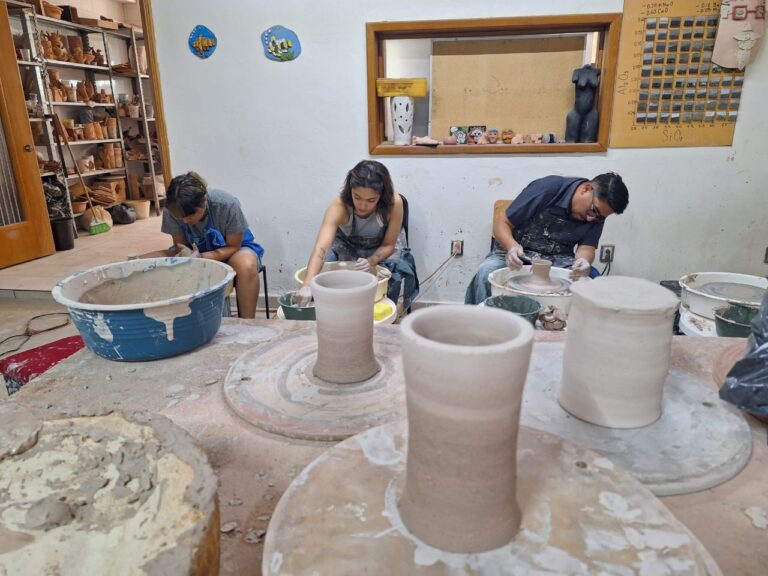 Imparte español taller de cerámica