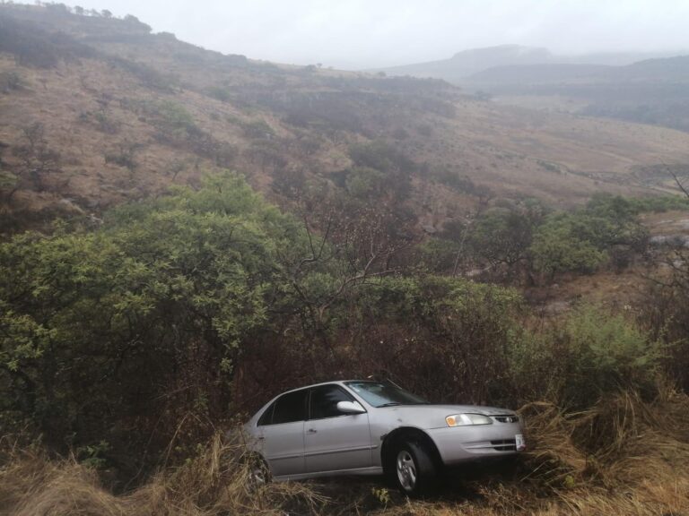 Pavimento mojado provoca accidentes