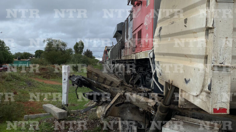 Intenta ganarle el paso al tren y sale herido