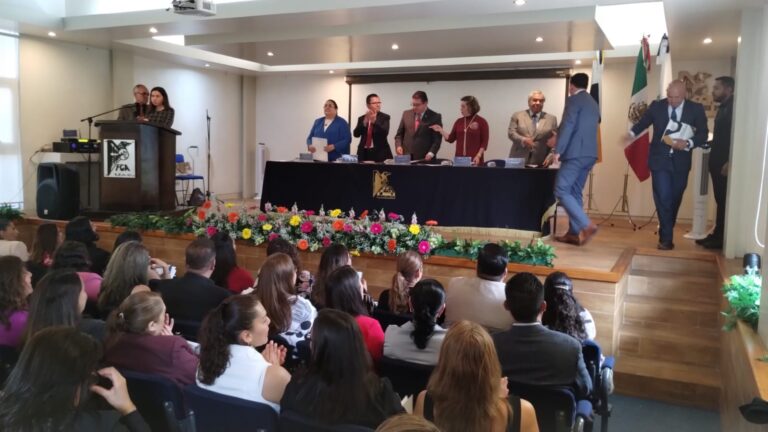 Reconocen a generación de Contaduría y Administración
