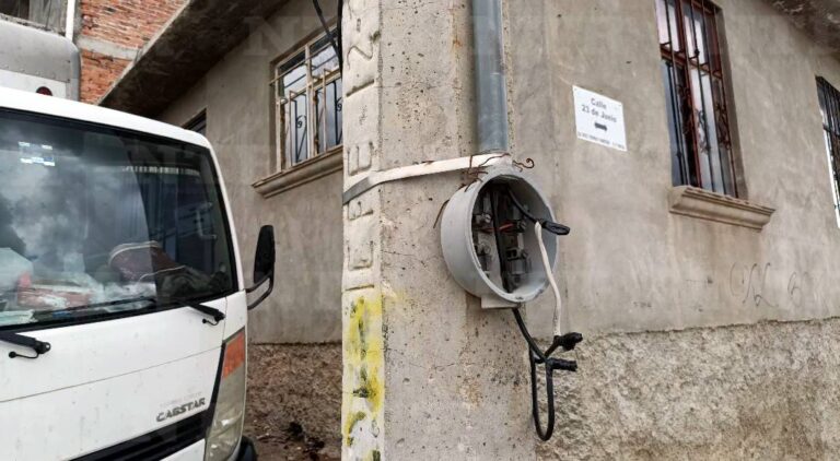 Denuncian vecinos de Tierra y Libertad robo de energía eléctrica