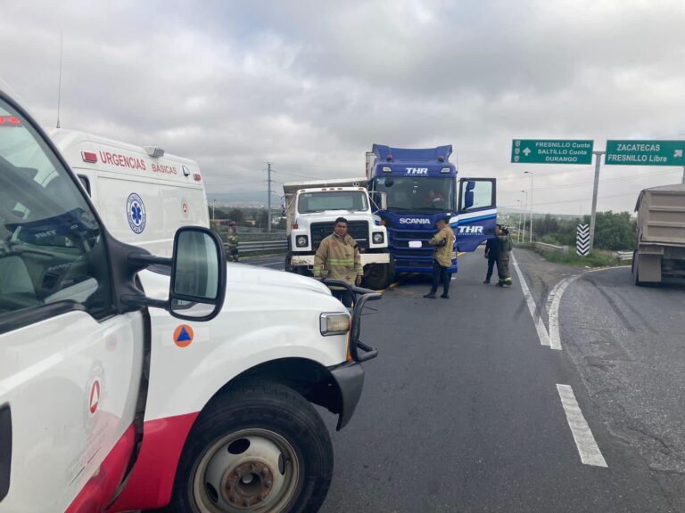Chocan camiones de carga en carretera