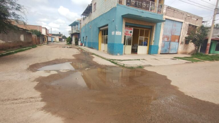 Colapsa drenaje y daña casas en Estación San José