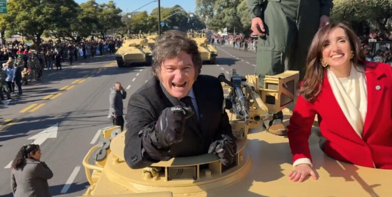 Desfila Milei en tanque de guerra