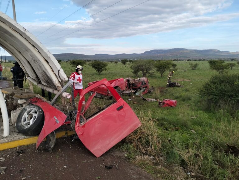 Sale vivo de aparatoso accidente; vehículo quedó desecho