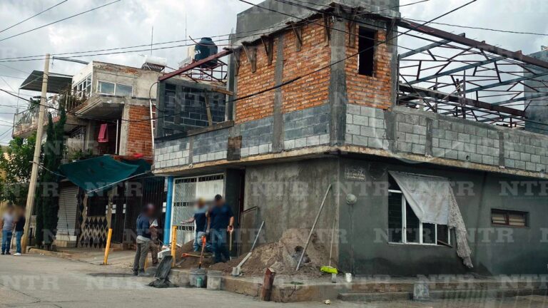Albañil recibe descarga eléctrica