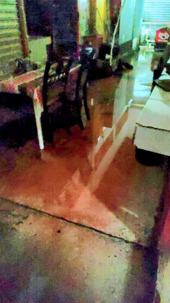 Brotan aguas negras en Mercado 4 de Marzo