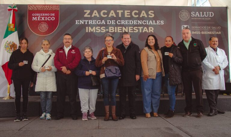 Entrega gobernador credenciales del IMSS Bienestar