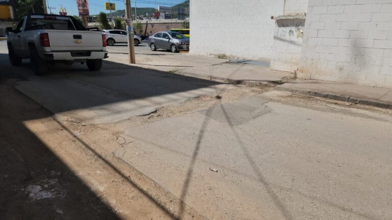 Exigen a JIAPAZ reparar calle
