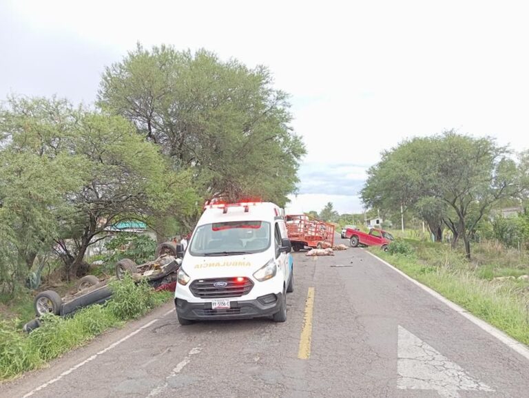 Hombre resulta lesionado en choque y volcadura en carretera federal 23