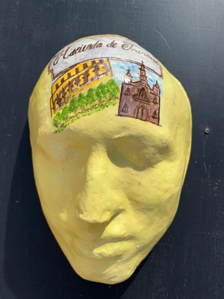 Jóvenes y adultos crean piezas de cartonería