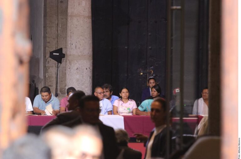 Piden padres de los 43 a Sheinbaum mantener investigación