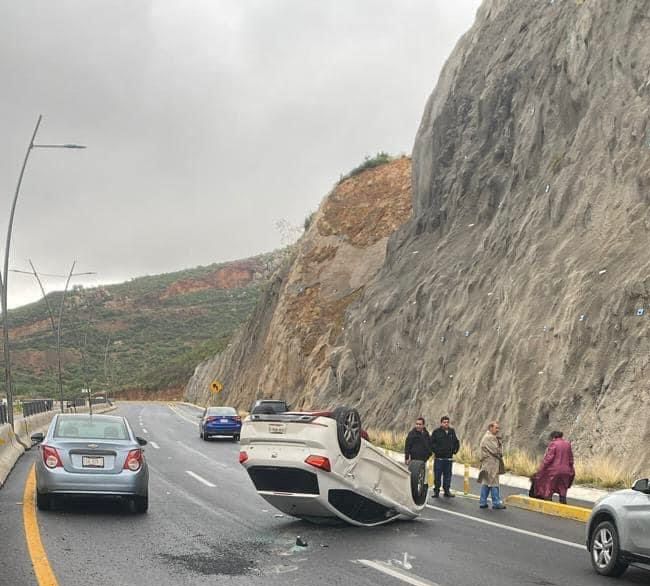 Por lluvia y exceso de velocidad, mujer sufre volcadura en Zacatecas