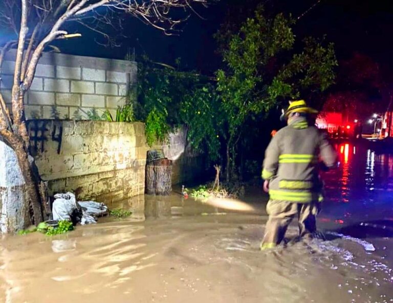 Se desborda río Los Pilares; inunda viviendas